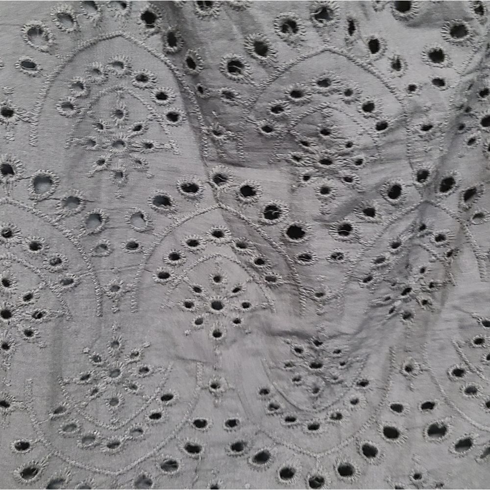 āDo+BeāEmbroideredāScallopedĀ CroppedāTopāSizeāSmall - Picture 3 of 6